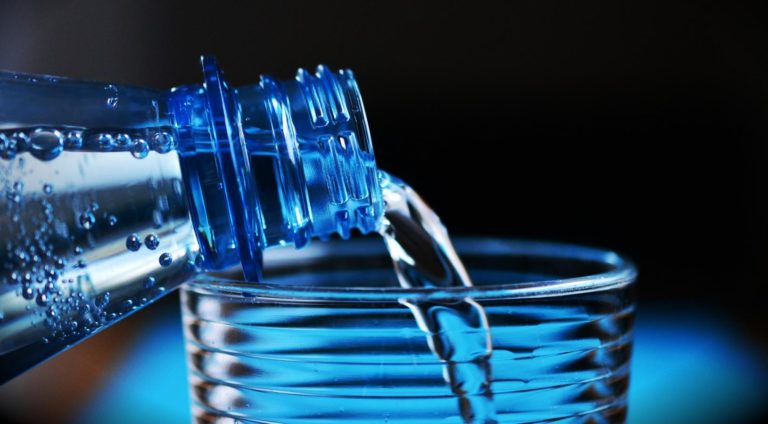 Eau minérale pure : quelle est la meilleure eau à boire pour les adultes ?