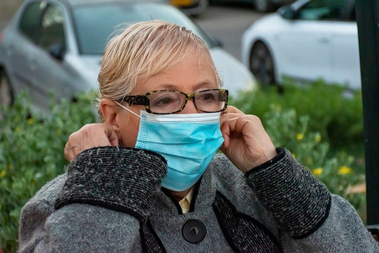 5 façons d’empêcher vos lunettes de s’embuer lorsque vous êtes masqué