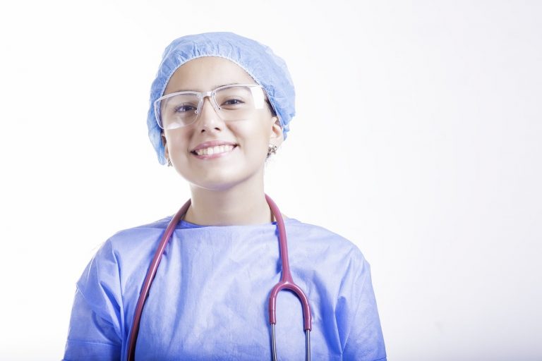 Premier assistant en chirurgie : découvrez les carrières dans le domaine de la santé